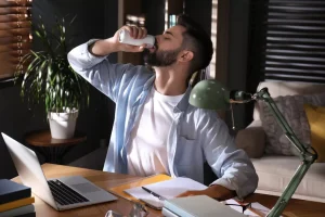 Η ιστορία ενός 50χρονου που έπινε 8 ενεργειακά ποτά την ημέρα και έπαθε εγκεφαλικό