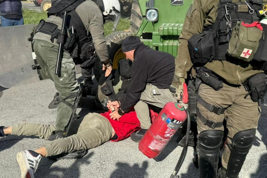 Τα…5000 ψέματα της κυβέρνησης για τους αγρότες, που δηλώνει έτοιμη να τους… ξυλοφορτώσει! Το Μαξίμου για τον…καπετάνιο Αλέξη και τι ενώνει…Ανδρουλάκη-Τσίπρα! Το μήνυμα του Κυριάκου από το Λονδίνο και η πρόσκληση του Νίκου για το άρθρο 86…