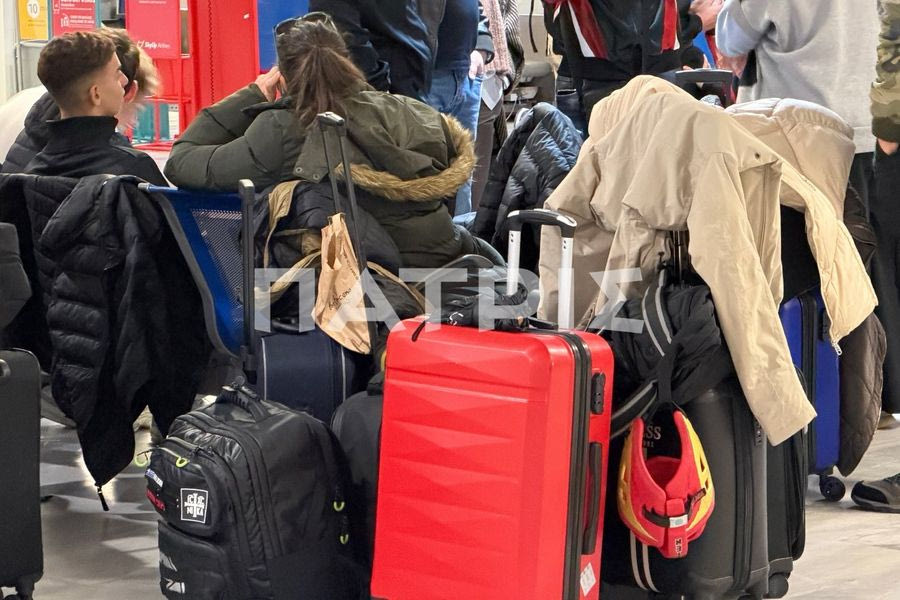 (ΦΩΤΟ) Ηράκλειο: Έχασαν την υπομονή τους οι επιβάτες που περιμένουν ώρες  για να ταξιδέψουν
