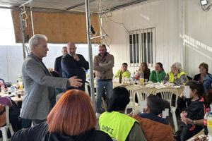 Παραμονή Χριστουγέννων μαζί με τους εργαζομένους στο οδοκαθαρισμό ο Δήμαρχος Ηρακλείου