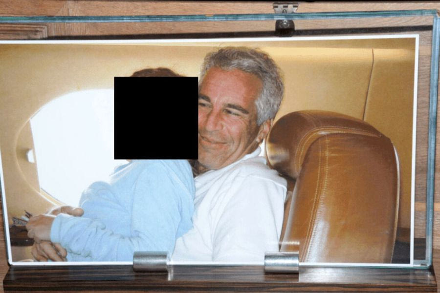 Νέα εμπόδια για την πλήρη δημοσιοποίηση των αρχείων Επσταϊν: Θα χρειαστούν 400 δικηγόροι για την εξέταση 5,2 εκατ. σελίδων