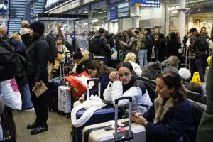 Η Eurostar επανεκκινεί τα δρομολόγιά της μετά το χάος στη Μάγχη, έως και 6 ώρες παρέμειναν επιβάτες εγκλωβισμένοι σε συρμούς