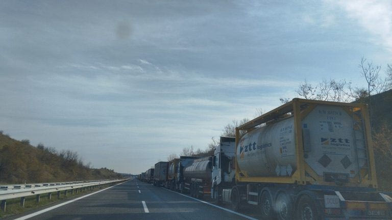 Έβρος: Έκλεισαν τον δρόμο προς το Τελωνείο Κήπων οι οδηγοί φορτηγών που είχαν αποκλειστεί λόγω του μπλόκου των αγροτών