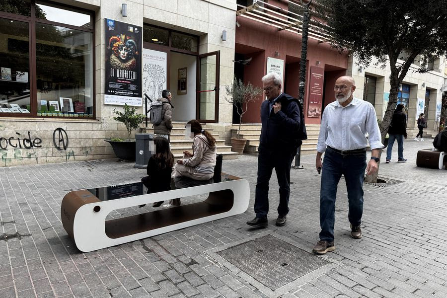 Το Ηράκλειο αναβαθμίζεται: 18 νέα «έξυπνα» ηλιακά παγκάκια σε κεντρικούς δρόμους