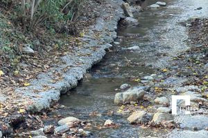 (ΦΩΤΟ) Στερέψε ο ποταμός του Φόδελε και γέμισε σκουπίδια!