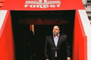 Νότιγχαμ Φόρεστ: Ο Βαγγέλης Μαρινάκης τιμά τον Τζον Ρόμπερτσον