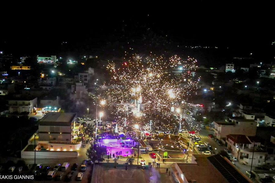 (ΦΩΤΟ) Το Αρκαλοχώρι «φόρεσε» τα γιορτινά του