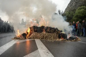 (ΒΙΝΤΕΟ) Αυξάνουν τα μπλόκα οι αγρότες -Έκλεισαν την Εθνική Οδό στις Μικροθήβες, έβαλαν φωτιά σε άχυρα