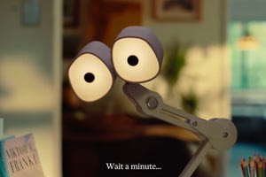 Φωτιστικό γραφείου ρομπότ βλέπει, κινείται, ακούει και μιλάει στους κατόχους του