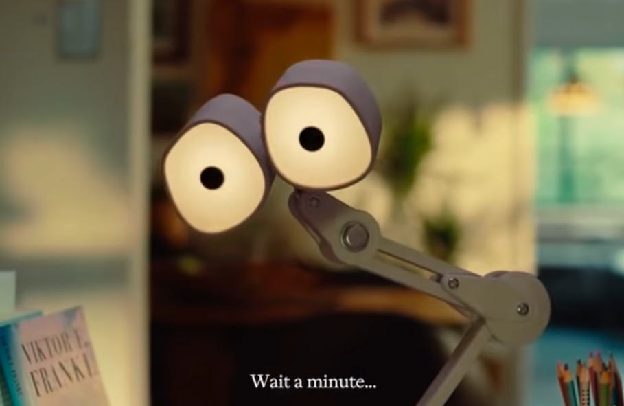 Φωτιστικό γραφείου ρομπότ βλέπει, κινείται, ακούει και μιλάει στους κατόχους του