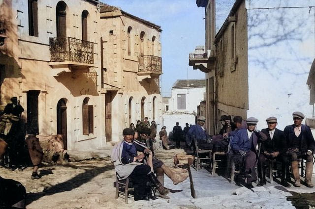 Στην πλατεία της Τυλίσου Μαλεβιζίου