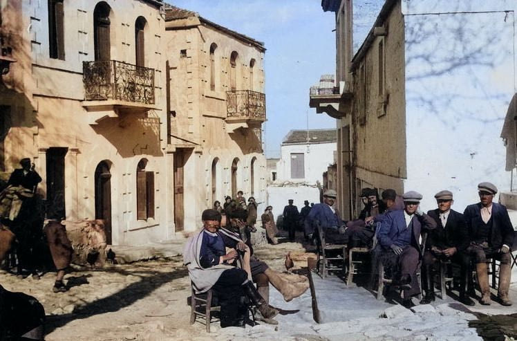 Στην πλατεία της Τυλίσου Μαλεβιζίου