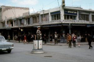 Ο τροχονόμος ρυθμίζει την ελάχιστη κίνηση τροχοφόρων στην πόλη, στο Μεϊντάνι, μέσα στη βαρέλα