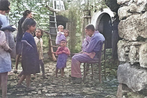 Παρέα με πολλά παιδιά στο χωριό Καρουζανό