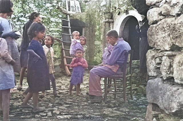 Παρέα με πολλά παιδιά στο χωριό Καρουζανό