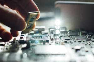 Ελληνική υπογραφή στον ισχυρότερο φωτονικό επεξεργαστή τεχνητής νοημοσύνης