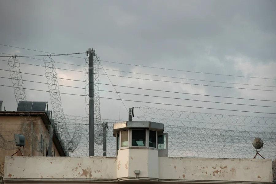 Εντοπίστηκαν κινητά τηλέφωνα σε έφοδο στις φυλακές Κορυδαλλού