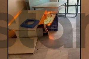 Χάος σε σχολείο της Γλυφάδας: Βάζουν φωτιά σε αίθουσες και πετάνε θρανία από σκάλες