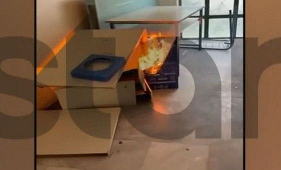 Χάος σε σχολείο της Γλυφάδας: Βάζουν φωτιά σε αίθουσες και πετάνε θρανία από σκάλες