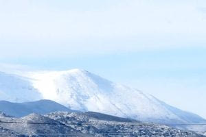 (ΦΩΤΟ) «Στολίστηκαν» στα λευκά τα βουνά της Κρήτης