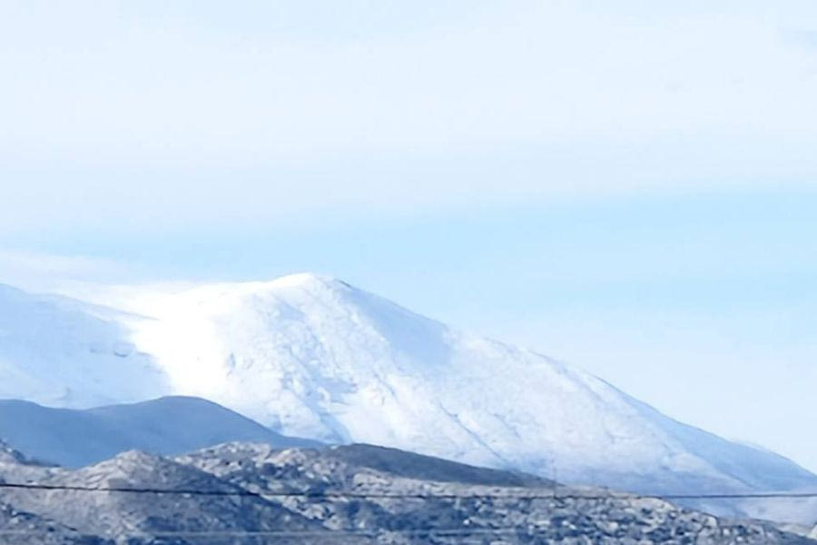 (ΦΩΤΟ) «Στολίστηκαν» στα λευκά τα βουνά της Κρήτης