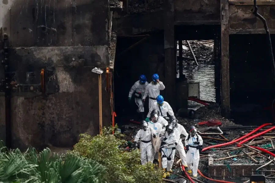 Χονγκ Κονγκ: Συνεχίζονται οι έρευνες στους καμένους πύργους – 40 αγνοούμενοι και 13 συλλήψεις μέχρι στιγμής