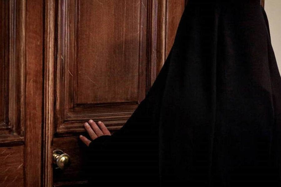 Ηράκλειο: 43χρονη στέλνει ιερέα στα δικαστήρια επειδή δεν πέτυχε το… προξενιό!