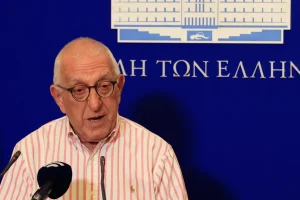 Ο Νικήτας Κακλαμάνης μιλά για το πολύχρωμο ντύσιμό του και τις κάλτσες του: «Φοράω ό,τι μου κάνει κέφι»