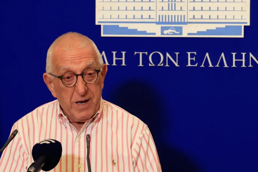 Ο Νικήτας Κακλαμάνης μιλά για το πολύχρωμο ντύσιμό του και τις κάλτσες του: «Φοράω ό,τι μου κάνει κέφι»