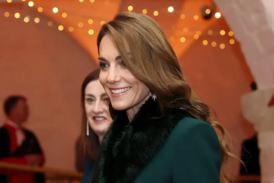 H Κέιτ Μίντλετον με την πριγκίπισσα Σάρλοτ έπαιξαν πιάνο σε χριστουγεννιάτικη εκδήλωση