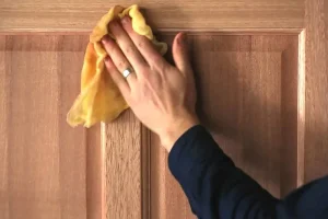 Σπιτικό κόλπο: Πώς να καθαρίσετε ξύλινες πόρτες και να αποκαταστήσετε την αρχική τους λάμψη