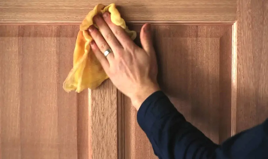 Σπιτικό κόλπο: Πώς να καθαρίσετε ξύλινες πόρτες και να αποκαταστήσετε την αρχική τους λάμψη