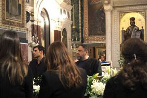 Πλήθος κόσμου στο τελευταίο αντίο στη μητέρα του Βαγγέλη Μαρινάκη