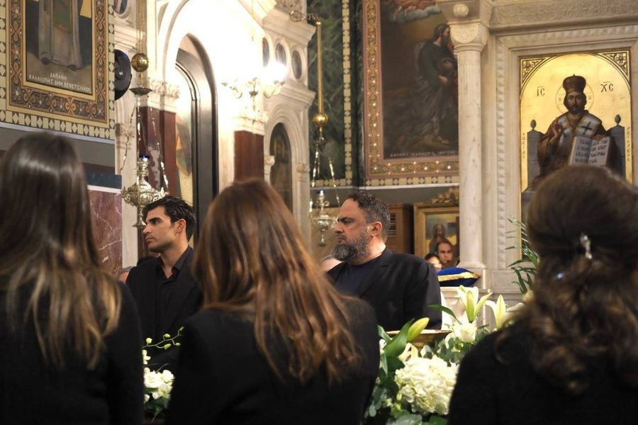 Πλήθος κόσμου στο τελευταίο αντίο στη μητέρα του Βαγγέλη Μαρινάκη