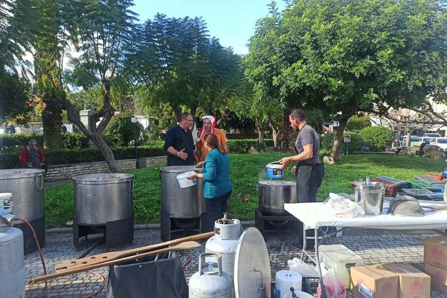 Πρωτότυπη διαμαρτυρία των κτηνοτρόφων στο Ρέθυμνο: Έστησαν καζάνια για βραστό στο κέντρο της πόλης και το μοιράζουν στον κόσμο