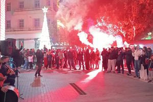 “Γεντί Κουλέ” το κέντρο του Ηρακλείου απο τους φιλάθλους για τα 100 χρόνια του ΟΦΗ (vid)
