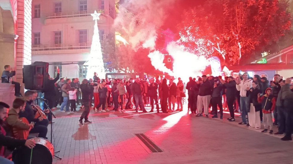 “Γεντί Κουλέ” το κέντρο του Ηρακλείου απο τους φιλάθλους για τα 100 χρόνια του ΟΦΗ (vid)