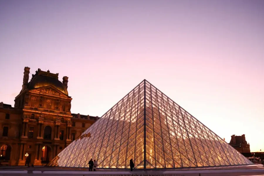 Διαρροή νερού στο Λούβρο «έπνιξε» 400 σπάνια βιβλία στο Τμήμα Αιγυπτιακών Αρχαιοτήτων