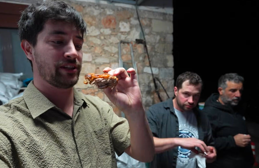 (ΒΙΝΤΕΟ) Γνωστός Καναδός Youtuber ήρθε σε ρακοκάζανο στην Κρήτη και ξετρελάθηκε με το αντικριστό