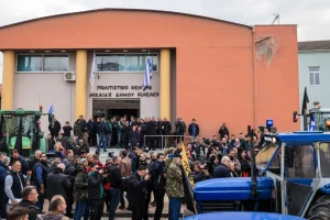 Με απειλές για κλιμάκωση των μπλόκων απαντούν οι αγροτοσυνδικαλιστές στην έκκληση του πρωθυπουργού για διάλογο – Βίντεο