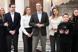 Τα χριστουγεννιάτικα κάλαντα στον Μητσοτάκη από μαθητές, ντυμένος «Άγιος Βασίλης» ο Πίνατ