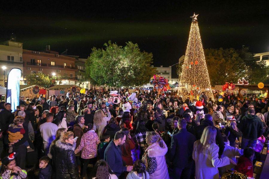 Με πρωταγωνιστές τα παιδιά φωταγώγηθηκε το Χριστουγεννιάτικο Δέντρο στο Δήμο Μαλεβιζίου