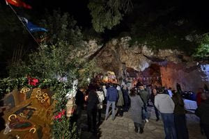 Χριστούγεννα στη Μαραθοκεφάλα: Χιλιάδες πιστοί γιόρτασαν τη γέννηση του Χριστού