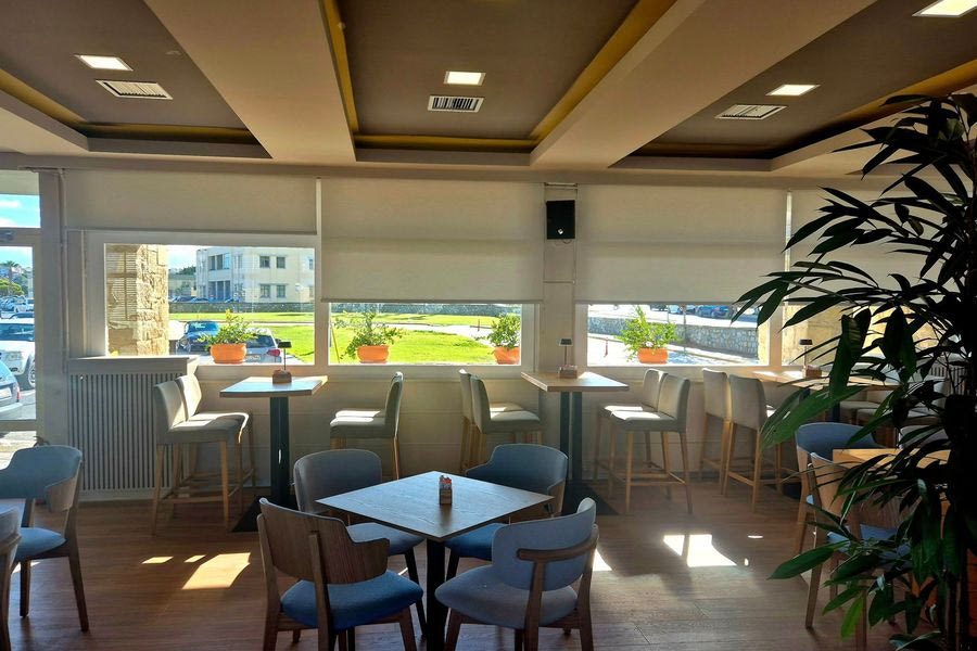 (ΦΩΤΟ) Νέα όψη και αύξηση χωρητικότητας για το καφέ «Μαρίνα»