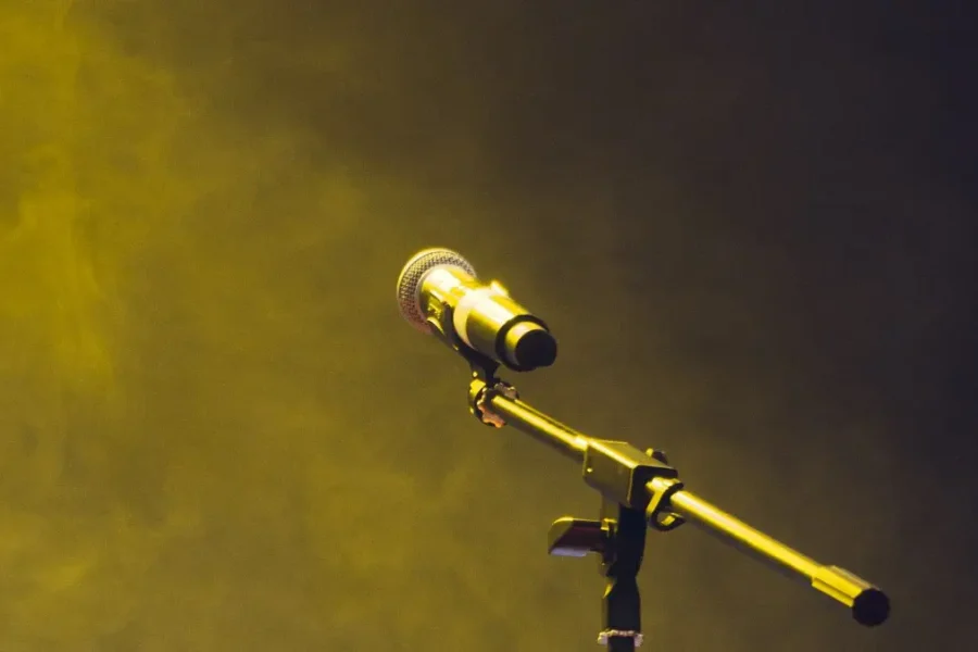 Η πρώτη δημόσια τοποθέτηση του 21χρονου που κινείται νομικά κατά πασίγνωστου τραγουδιστή: «Θέλω να ακουστεί η αλήθεια»