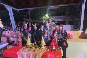 Λαμπερή η φωταγώγηση του χριστουγεννιάτικου δέντρου στο Καστέλλι του Δήμου Μινώα Πεδιάδας