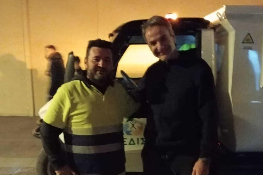 Στα Χανιά ο Κυριάκος Μητσοτάκης – Έκανε βόλτα στο Ενετικό Λιμάνι