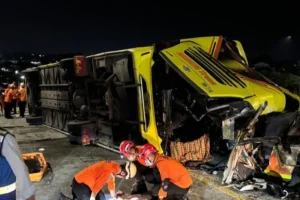 Δεκαέξι νεκροί σε τροχαίο στο οποίο ενεπλάκη λεωφορείο στην Ινδονησία