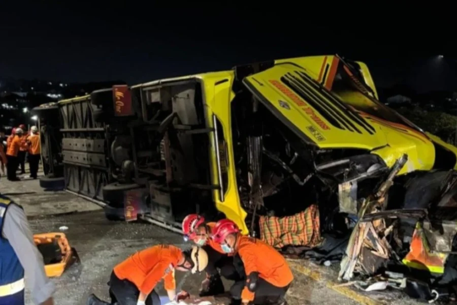 Δεκαέξι νεκροί σε τροχαίο στο οποίο ενεπλάκη λεωφορείο στην Ινδονησία