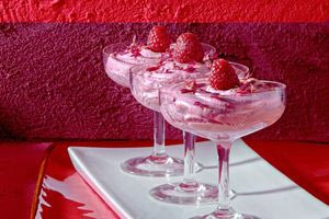 Γλυκά στο ποτήρι: 12 πρακτικές και εντυπωσιακές ιδέες για το γιορτινό τραπέζι